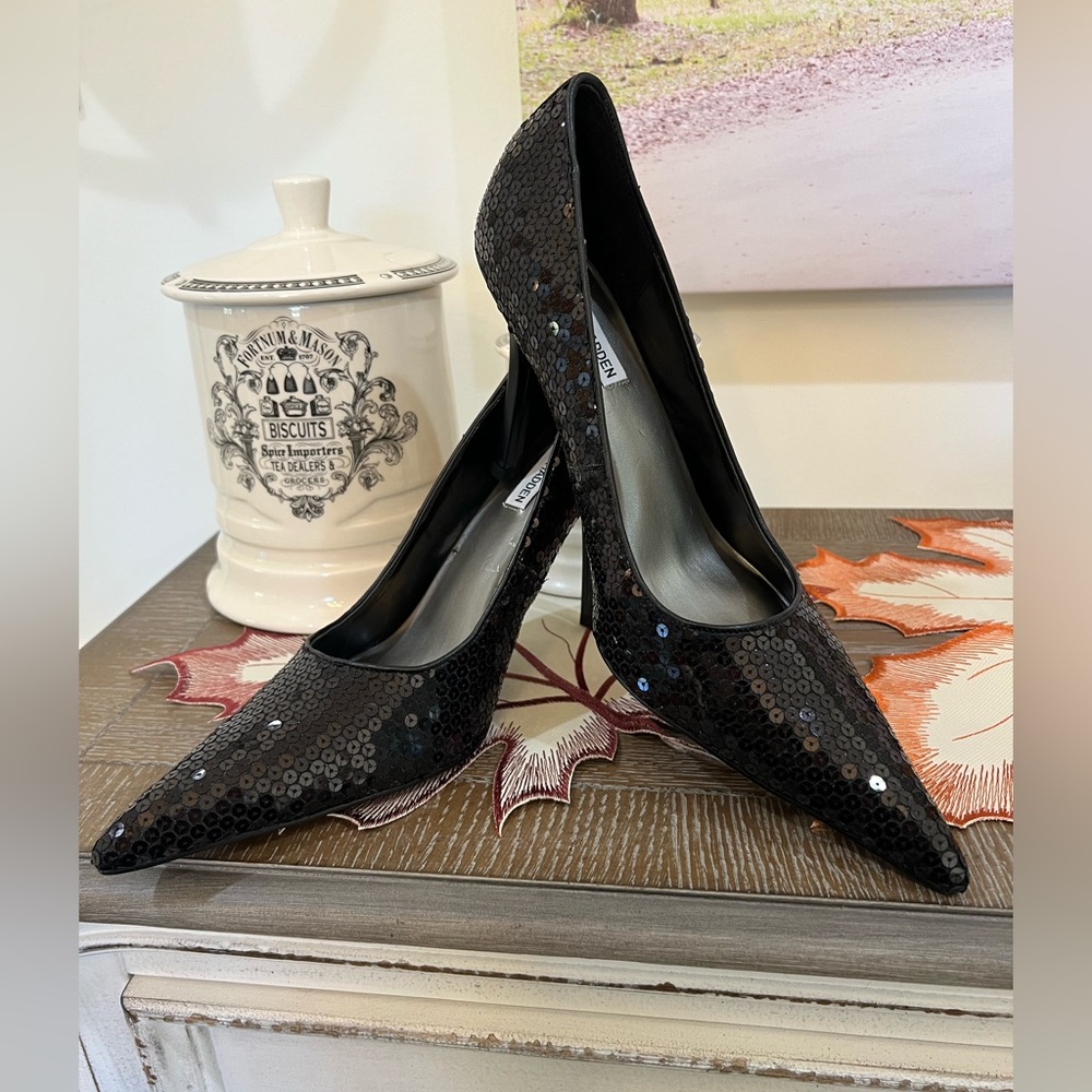 NWT and Org Box STEVE MADDEN Women's 11 Elegant & Trendy  Black Sequined Pumps